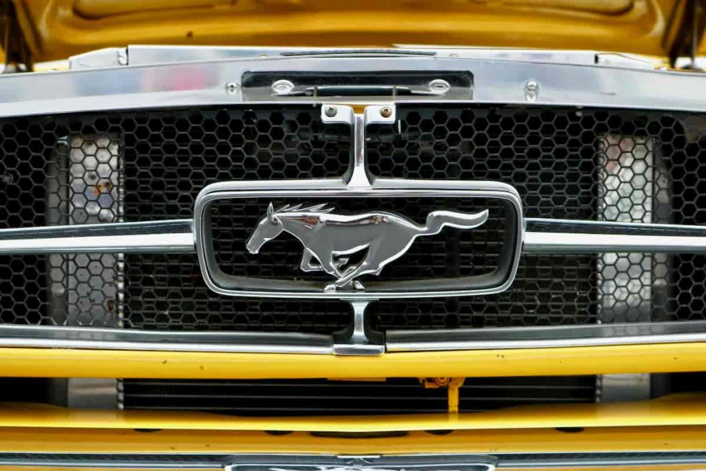 The front image of old Ford Mustang vehicle.