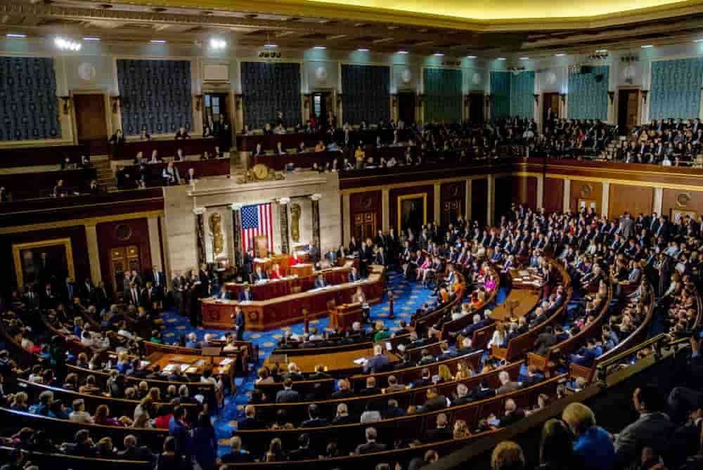 US senators introduce bipartisan Senate bill banning legislators from trading stocks