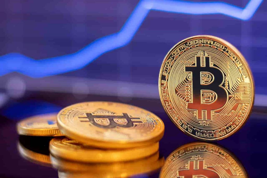 Economist H. Dent predicts Bitcoin crash to $3k before shooting to '$500k in next global boom'