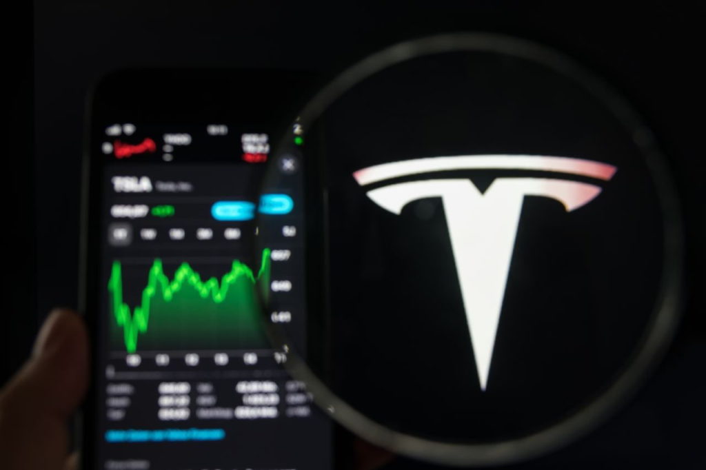 AI predicts Tesla (TSLA) stock price for the end of 2023