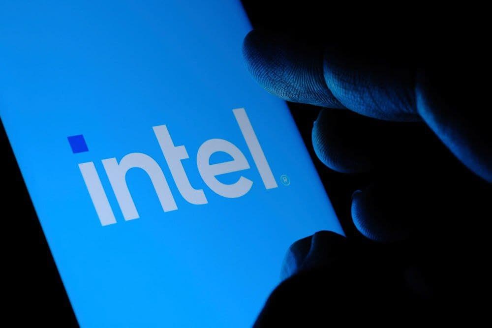 Intel stock hits 52-week high, on track for best year since 2003