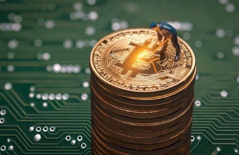 Bitcoin miners dump over $450 million in a day