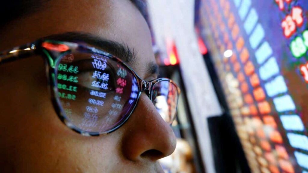 Indian stock market surges as Chinese stocks plummet