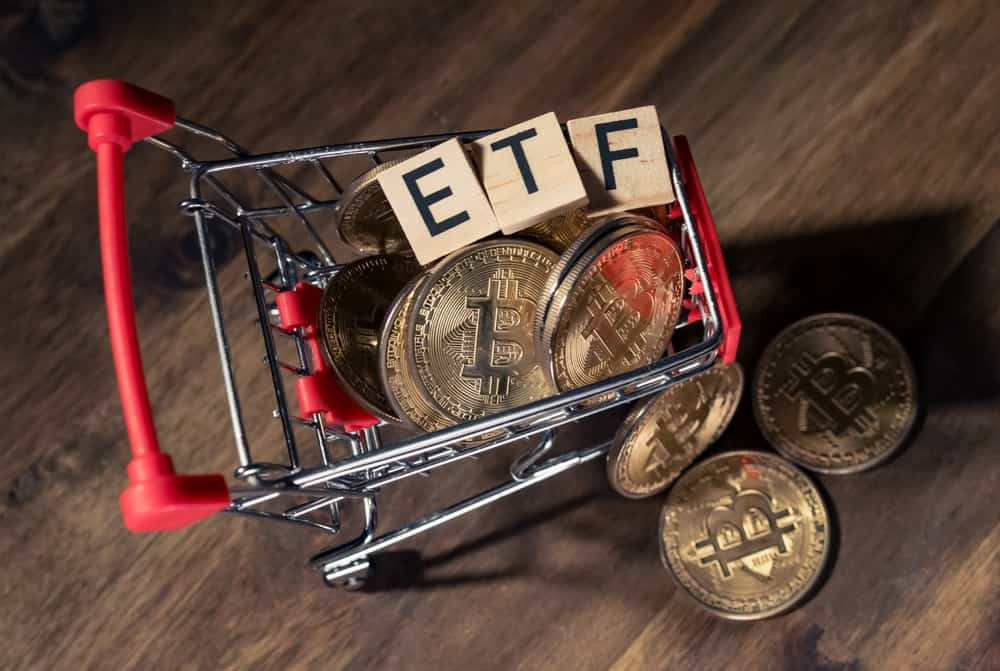 Bitcoin ETFs Bleed Cash as Investors Flock to AI Altcoin With Bright Prospects
