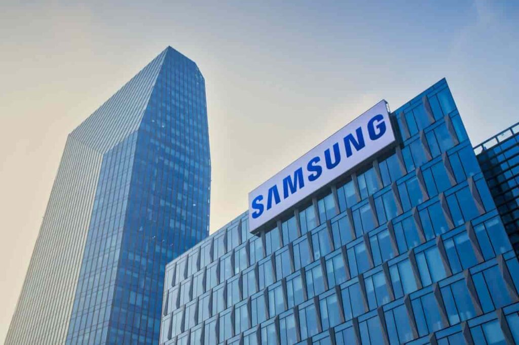 Samsung stock price prediction as it becomes the biggest phone maker in the world
