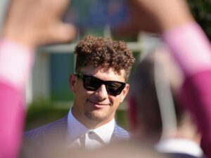 How much money does Patrick Mahomes make a second? Finbold