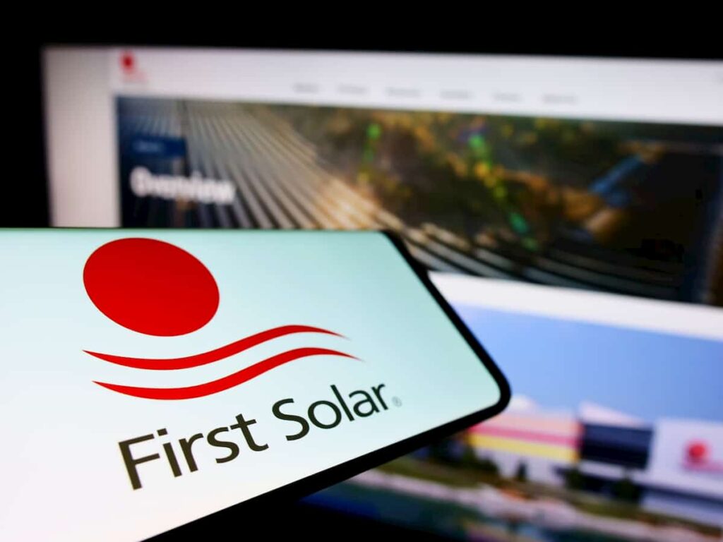 First Solar stock crashes 9% on double analyst downgrade