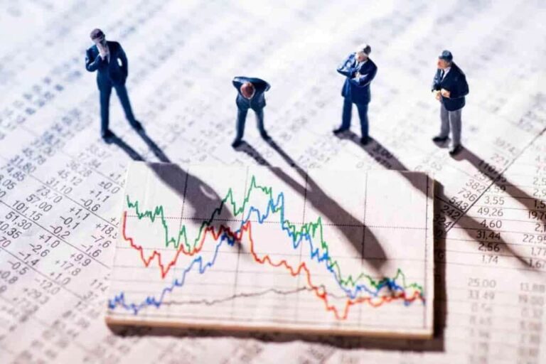 Prepare for an incoming over 50% market bloodbath, warns strategist thumbnail