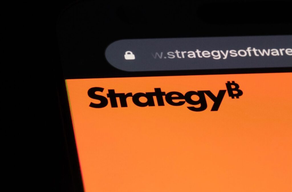 Analyst sets Strategy stock price target as Bitcoin soars thumbnail