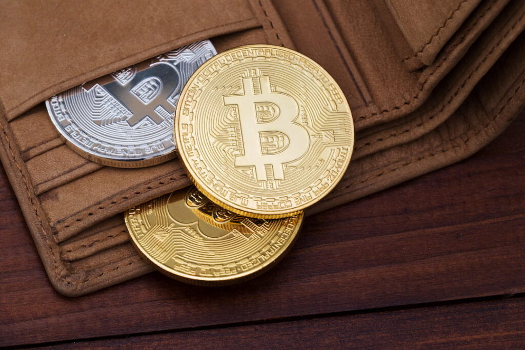 Bitcoin active addresses drop over 30% as network activity weakens thumbnail