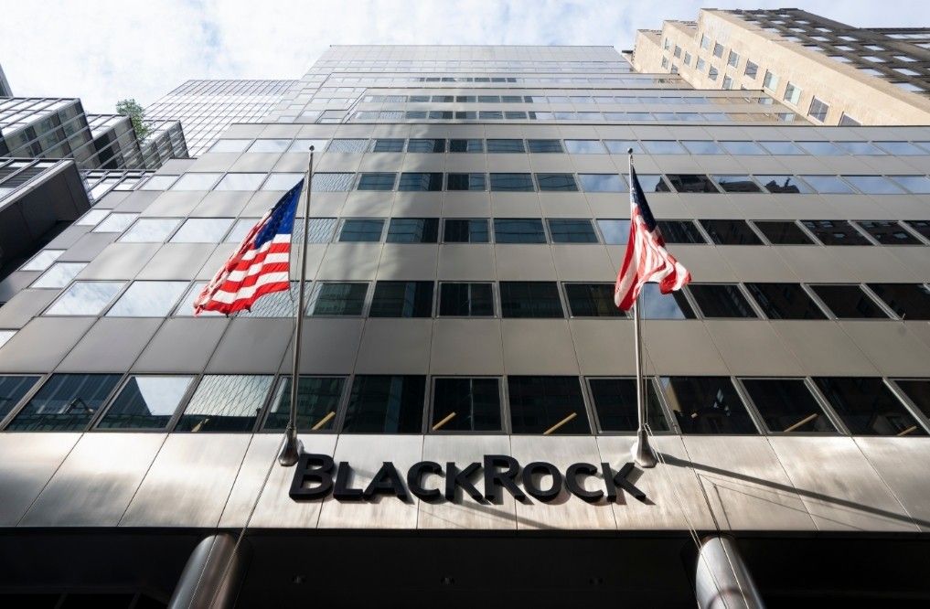 BlackRock dumped $320 million of these cryptocurrencies in a week thumbnail