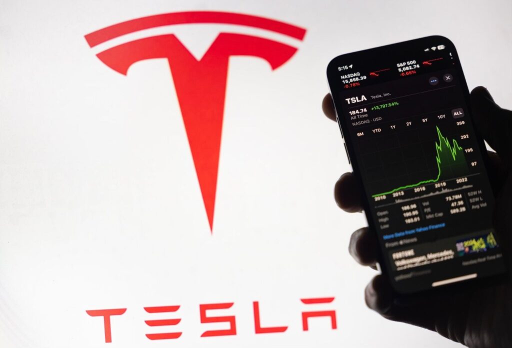 Finance experts predict Tesla’s stock price for end of 2026 thumbnail